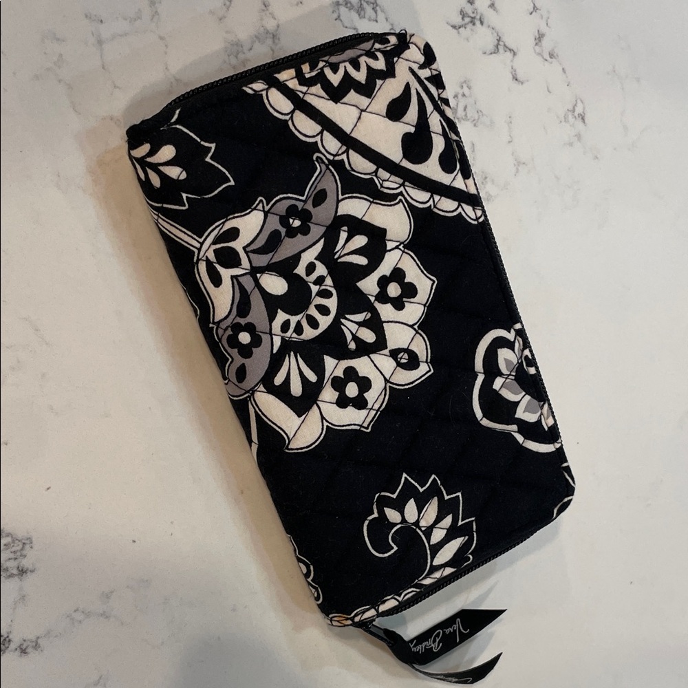 Vera Bradley Black and White Floral Quilted Wallet (hard to find) LIKE NEW